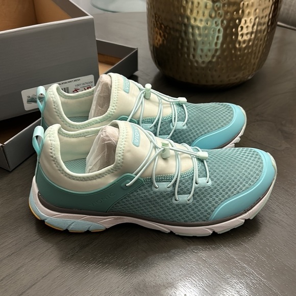 Vionic | Wasabi & Mint London Sneaker - Women - Picture 4 of 14